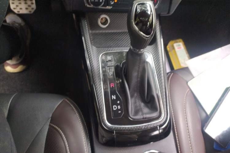 Used Dongfeng Fengon 370 2018 S370 1.5L CVT Luxury 7-Seater Gear Lever