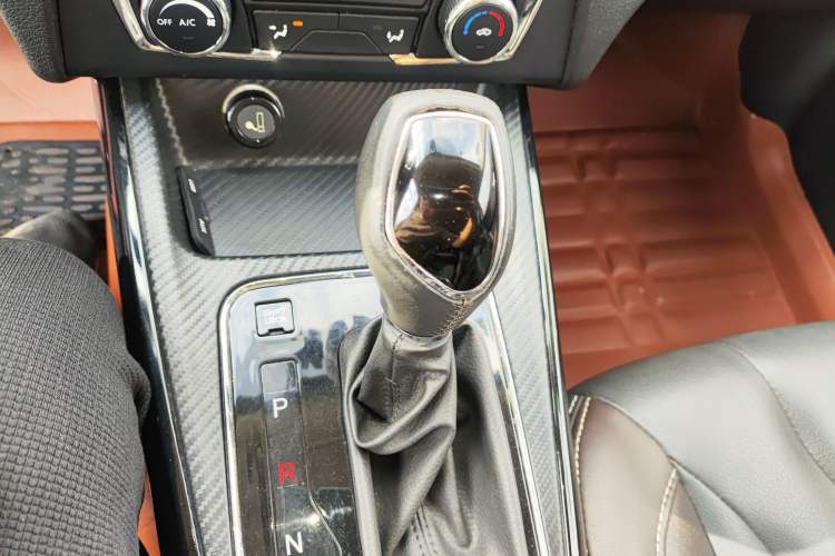 Used Dongfeng Fengon 370 2018 S370 1.5L CVT Luxury 7-Seater Gear Lever