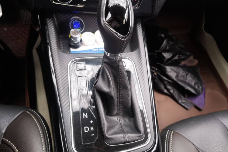 Used Dongfeng Fengon 370 2018 S370 1.5L CVT Luxury 7-Seater Gear Lever