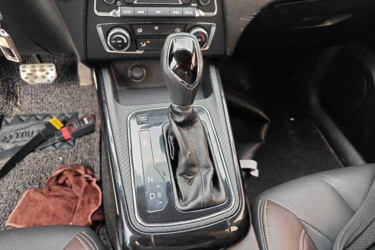 Used Dongfeng Fengon 370 2018 S370 1.5L CVT Luxury 7-Seater Gear Lever