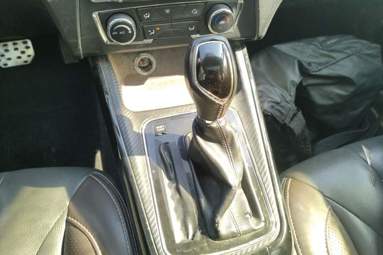 Used Dongfeng Fengon 370 2018 S370 1.5L CVT Luxury 7-Seater Gear Lever