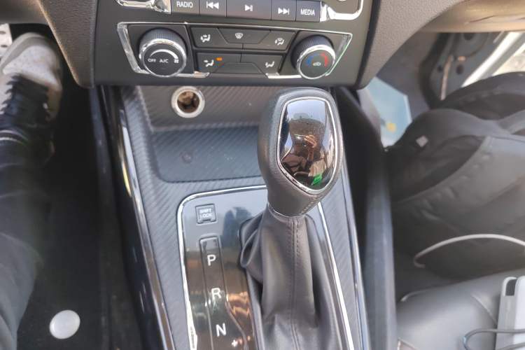 Used Dongfeng Fengon 370 2018 S370 1.5L CVT Luxury 7-Seater Gear Lever