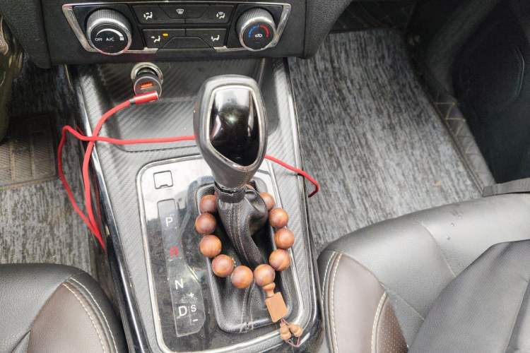 Used Dongfeng Fengon 370 2018 S370 1.5L CVT Luxury 7-Seater Gear Lever