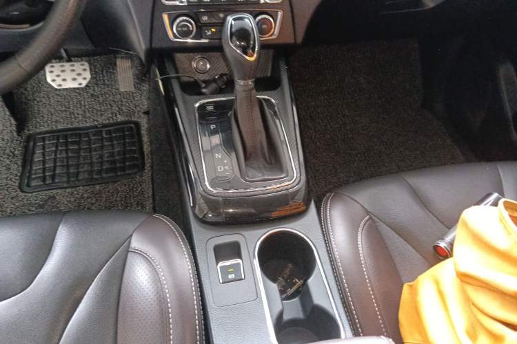 Used Dongfeng Fengon 370 2018 S370 1.5L CVT Luxury 7-Seater Gear Lever