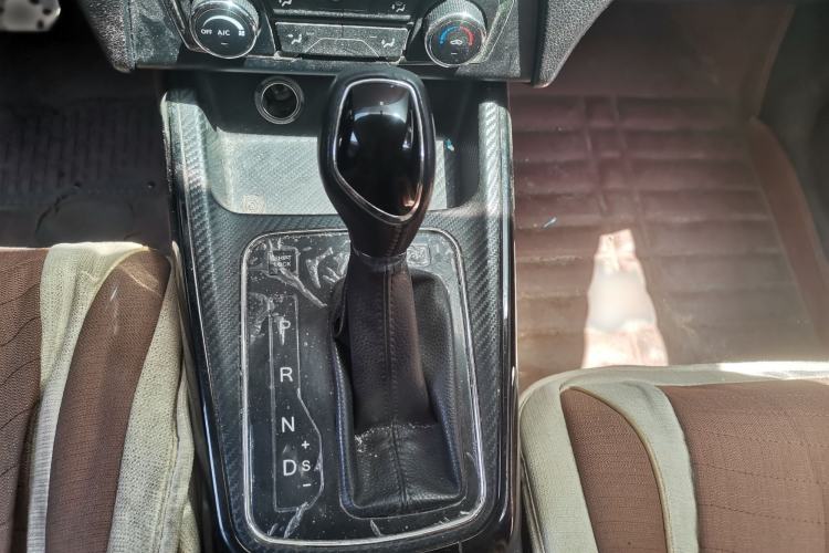 Used Dongfeng Fengon 370 2018 S370 1.5L CVT Luxury 7-Seater Gear Lever