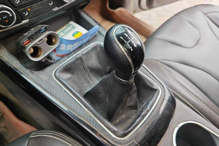 Used Dongfeng Fengon 370 2018 S370 1.5L Manual Luxury 5-Seater Gear Lever