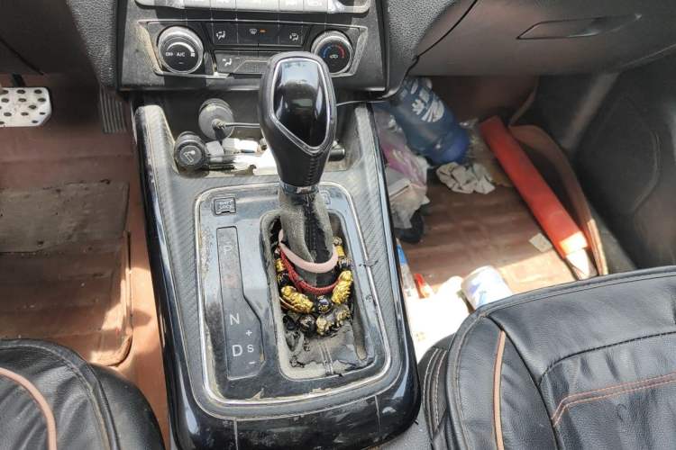 Used Dongfeng Fengon 370 2018 S370 1.5L CVT Luxury 7-Seater Gear Lever