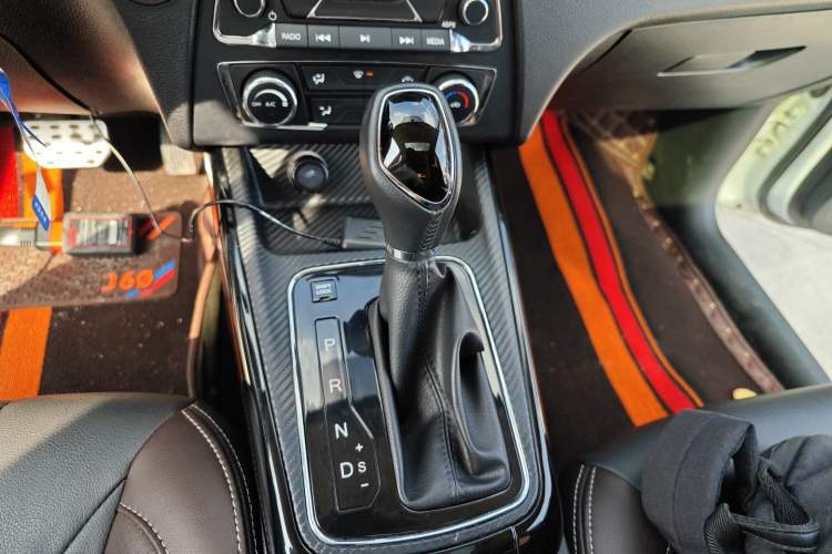 Used Dongfeng Fengon 370 2018 S370 1.5L CVT Luxury 7-Seater Gear Lever