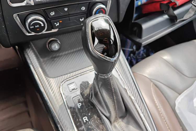 Used Dongfeng Fengon 370 2018 S370 1.5L CVT Luxury 7-Seater Gear Lever