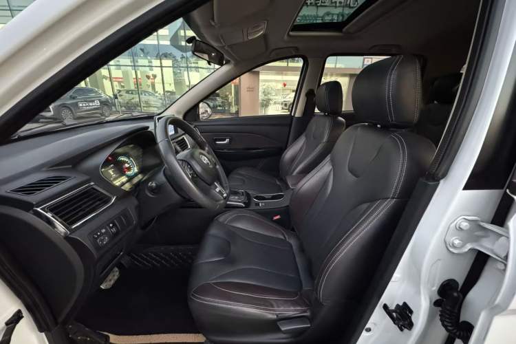 Used Dongfeng Fengon 370 2018 S370 1.5L CVT Luxury 7-Seater Interior 1