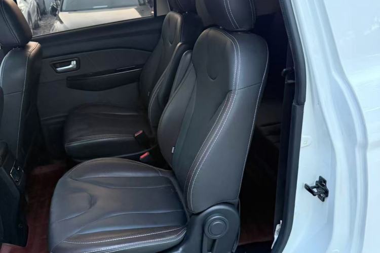 Used Dongfeng Fengon 370 2018 S370 1.5L CVT Luxury 7-Seater Interior 1