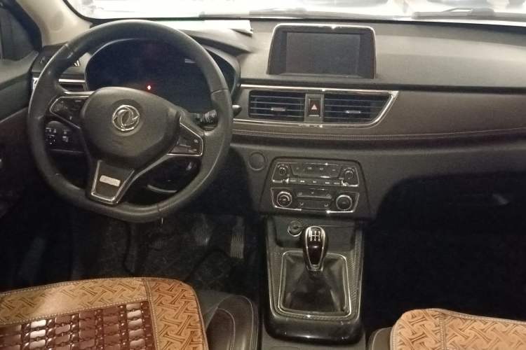 Used Dongfeng Fengon 370 2018 S370 1.5L Manual Luxury 5-Seater Interior 2