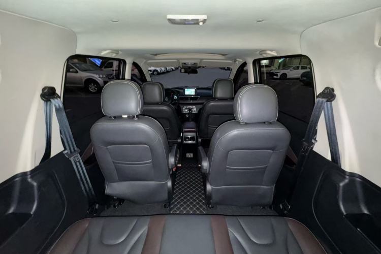 Used Dongfeng Fengon 370 2018 S370 1.5L CVT Luxury 7-Seater Interior 2