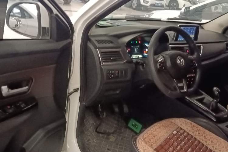 Used Dongfeng Fengon 370 2018 S370 1.5L Manual Luxury 5-Seater Interior 3