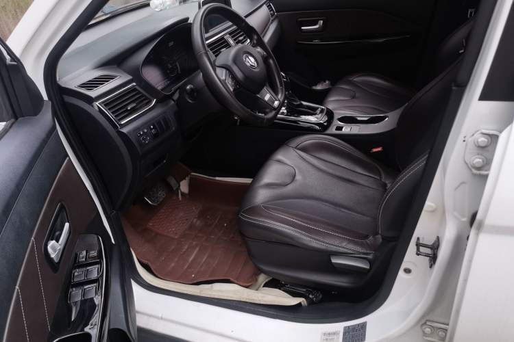 Used Dongfeng Fengon 370 2018 S370 1.5L CVT Luxury 7-Seater Interior 3