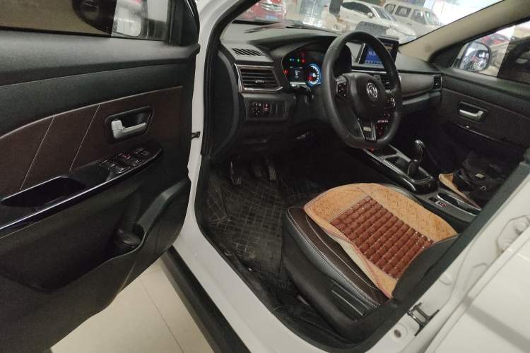 Used Dongfeng Fengon 370 2018 S370 1.5L Manual Luxury 5-Seater Interior 3
