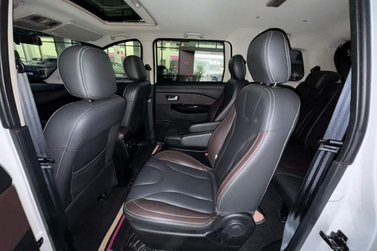 Used Dongfeng Fengon 370 2018 S370 1.5L CVT Luxury 7-Seater Interior 3