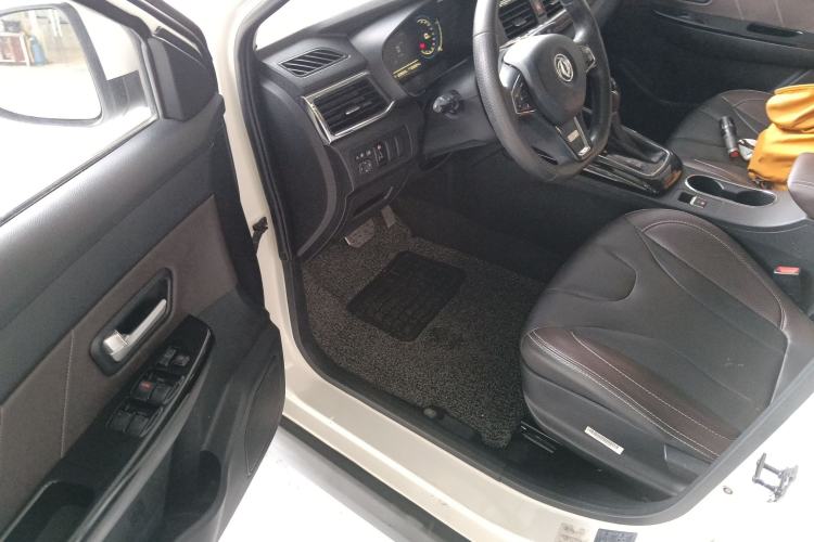 Used Dongfeng Fengon 370 2018 S370 1.5L CVT Luxury 7-Seater Interior 3