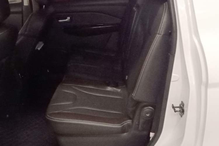 Used Dongfeng Fengon 370 2018 S370 1.5L Manual Luxury 5-Seater Interior 4