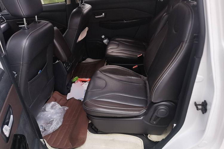 Used Dongfeng Fengon 370 2018 S370 1.5L CVT Luxury 7-Seater Interior 4