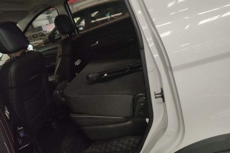 Used Dongfeng Fengon 370 2018 S370 1.5L Manual Luxury 5-Seater Interior 4
