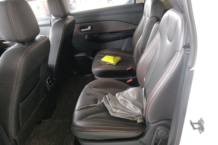 Used Dongfeng Fengon 370 2018 S370 1.5L CVT Luxury 7-Seater Interior 4