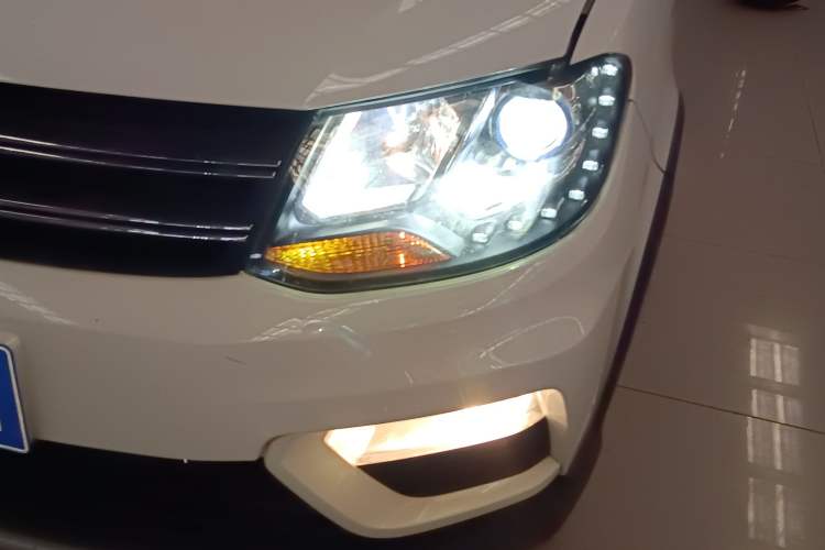 Used Dongfeng Fengon 370 2018 S370 1.5L Manual Luxury 5-Seater Left Front Headlight