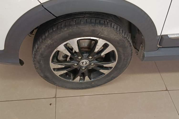 Used Dongfeng Fengon 370 2018 S370 1.5L Manual Luxury 5-Seater Left Front Wheel Hub