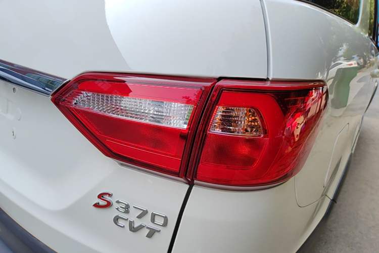 Used Dongfeng Fengon 370 2018 S370 1.5L CVT Luxury 7-Seater Right Rear Taillight