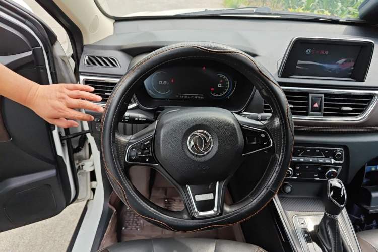 Used Dongfeng Fengon 370 2018 S370 1.5L CVT Luxury 7-Seater Steering Wheel