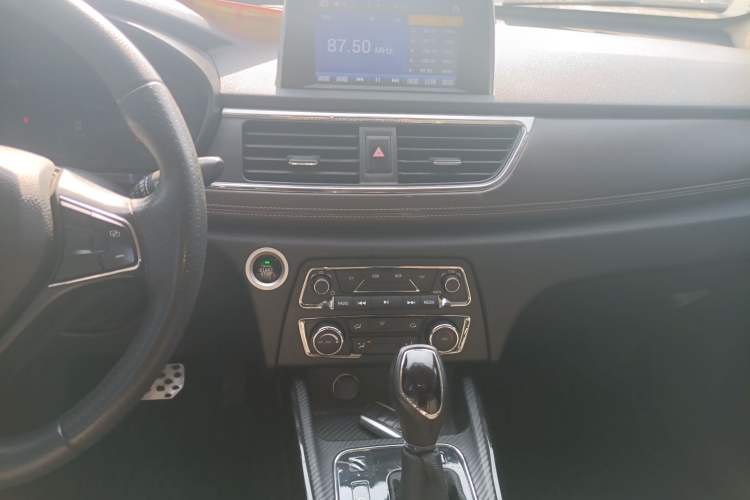 Used Dongfeng Fengon 370 2020 S370 1.5L CVT Luxury Model 5 Seats Audio And AC Panel