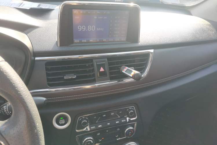 Used Dongfeng Fengon 370 2020 S370 1.5L CVT Luxury 7-Seater Audio And AC Panel