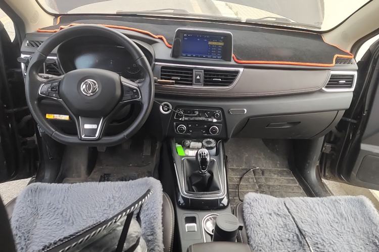 Used Dongfeng Fengon 370 2020 S370 1.5L Manual Luxury 7-Seater Center Console