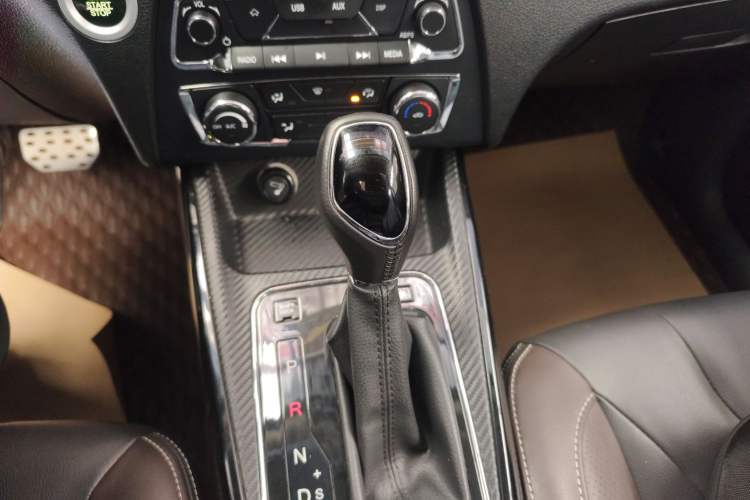 Used Dongfeng Fengon 370 2020 S370 1.5L CVT Luxury Model 5 Seats Gear Lever