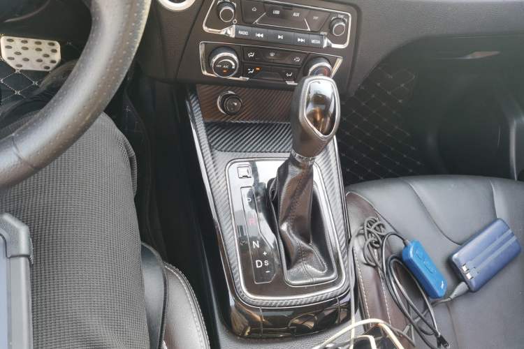 Used Dongfeng Fengon 370 2020 S370 1.5L CVT Luxury 7-Seater Gear Lever