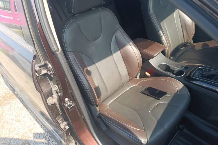 Used Dongfeng Fengon 370 2020 S370 1.5L CVT Luxury Model 5 Seats Right Front Seat