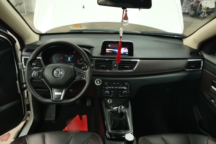 Used Dongfeng Fengon 370 2020 S370 1.5L Manual Luxury 7-Seater Center Console