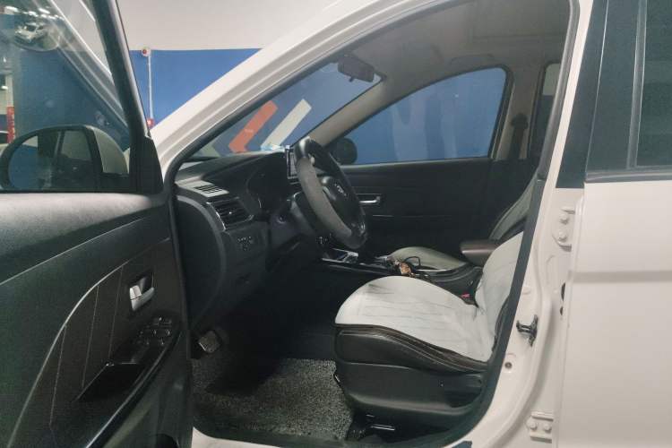 Used Dongfeng Fengon 370 2020 S370 1.5L CVT Luxury 7-Seater Driver Seat