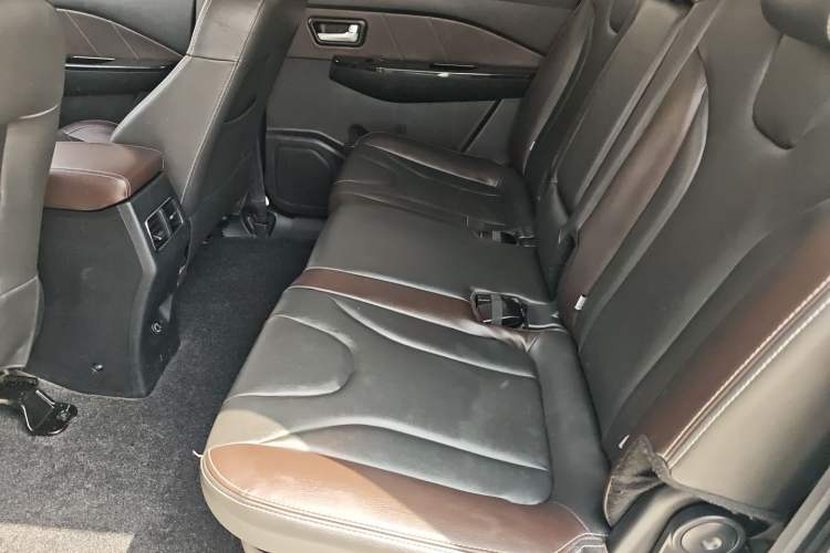Used Dongfeng Fengon 370 2020 S370 1.5L Manual Luxury 7-Seater Interior 1