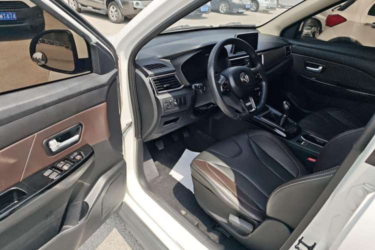Used Dongfeng Fengon 370 2020 S370 1.5L Manual Luxury 7-Seater Interior 2