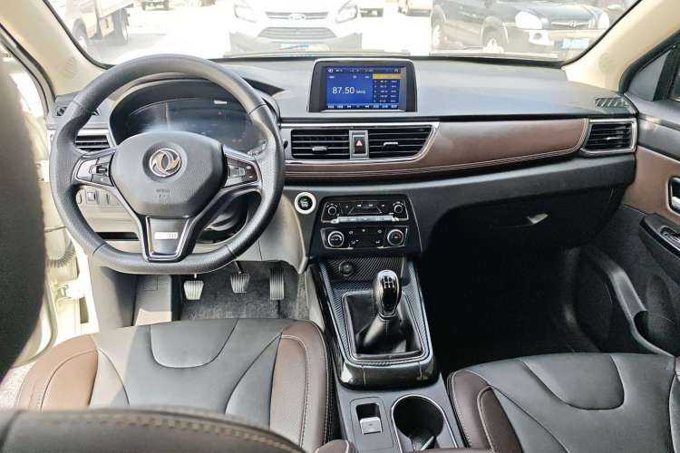 Used Dongfeng Fengon 370 2020 S370 1.5L Manual Luxury 7-Seater Interior 3