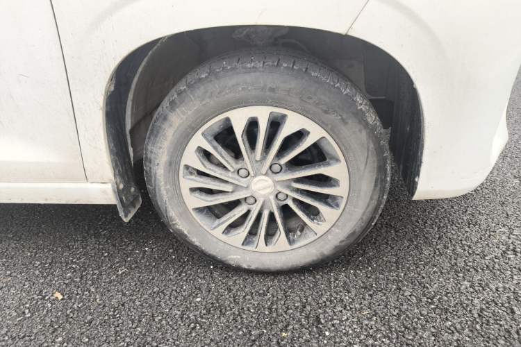 Used Dongfeng Fengon 380 2022 1.5L Comfort-Class Passenger Vehicle (Steel Spring) with 7 Seats Right Front Wheel Hub