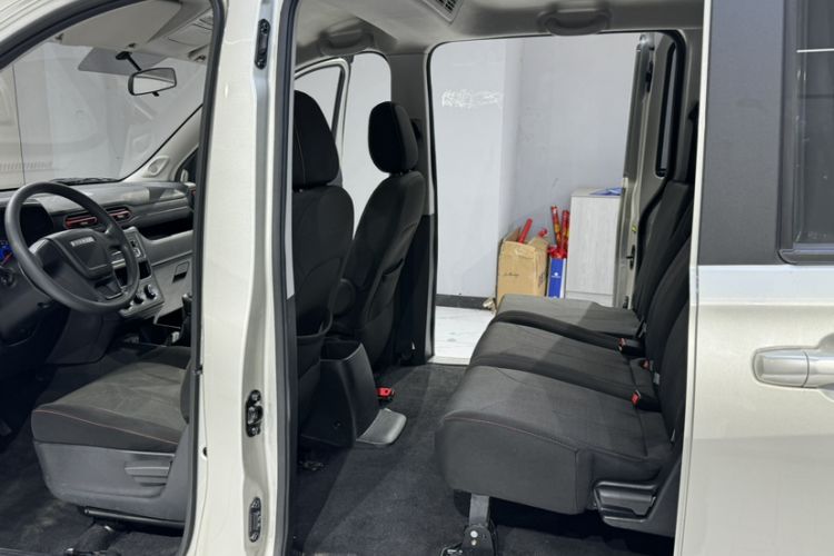 Used Dongfeng Fengon 380 2022 1.5L Comfort-Class Passenger Vehicle (Steel Spring) with 5 Seats Interior 1