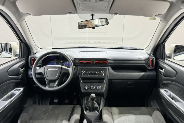 Used Dongfeng Fengon 380 2022 1.5L Comfort-Class Passenger Vehicle (Steel Spring) with 5 Seats Interior 11