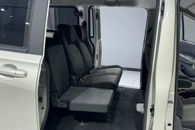 Used Dongfeng Fengon 380 2022 1.5L Comfort-Class Passenger Vehicle (Steel Spring) with 5 Seats Interior 4
