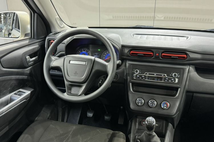 Used Dongfeng Fengon 380 2022 1.5L Comfort-Class Passenger Vehicle (Steel Spring) with 5 Seats Interior 5