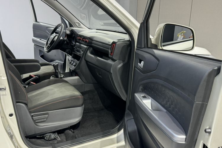 Used Dongfeng Fengon 380 2022 1.5L Comfort-Class Passenger Vehicle (Steel Spring) with 5 Seats Interior 8