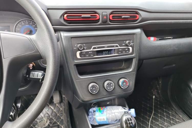 Used Dongfeng Fengon 380 2022 1.5L Comfort-Class Passenger Vehicle (Steel Spring) with 7 Seats Audio And AC Panel