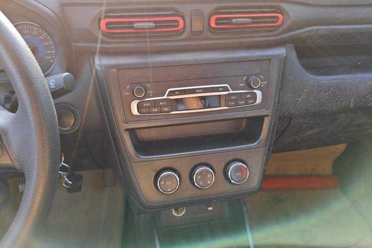 Used Dongfeng Fengon 380 2022 1.5L Comfort-Class Passenger Vehicle (Steel Spring) with 7 Seats Audio And AC Panel