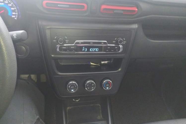 Used Dongfeng Fengon 380 2022 1.5L Comfort-Class Passenger Vehicle (Steel Spring) with 7 Seats Audio And AC Panel